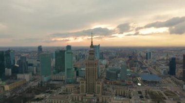 Polonya, Varşova 'daki Kültür ve Bilim Sarayı' nın saat kulesinin hava görüntüsü.