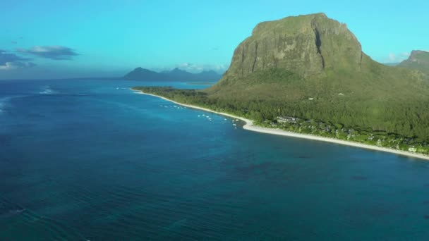 Luchtfoto 's. Paradijs rotsachtige tropische eiland bij zonsondergang tijd. Oceaangolven en Le Morne Brabant bij zonsondergang. Mauritius. — Stockvideo