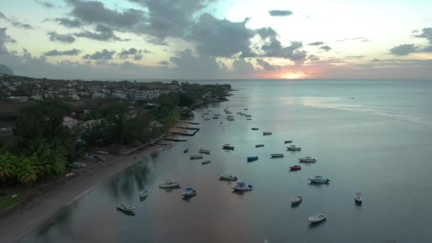 Hava manzaralı günbatımında tekneleri ve gölü olan bir Pasifik adası manzarası. Tamarin, Mauritius. — Stok video