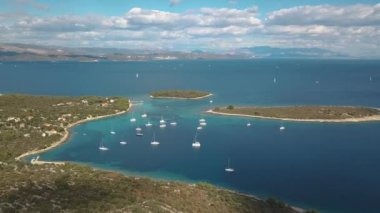 Hırvatistan 'da marinadaki yat ve tekneler, insansız hava aracı görüntüleri daire görüntüsü