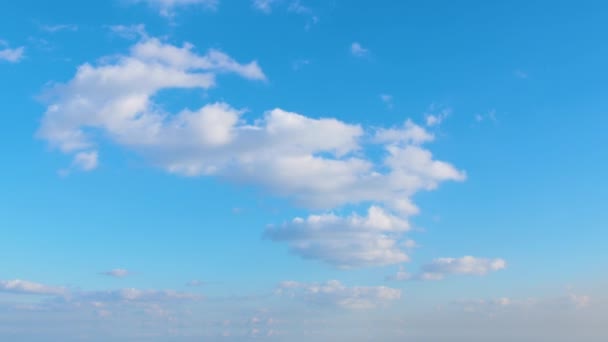 Niebieskie niebo białe chmury. Puszyste puszyste białe chmury. Cumulus chmura krajobraz timelapse. Lato Błękitne niebo upływ czasu. — Wideo stockowe