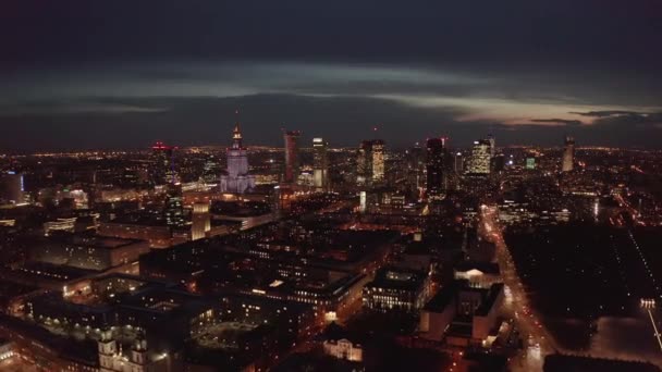 Letecký pohled na hodinovou věž Paláce kultury a vědy ve Varšavě, Polsko — Stock video