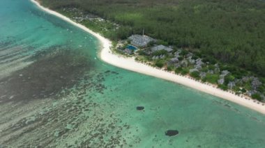 Mauritius adasındaki Le Morne yarımadasının havadan görünüşü. Su altı şelalesi.