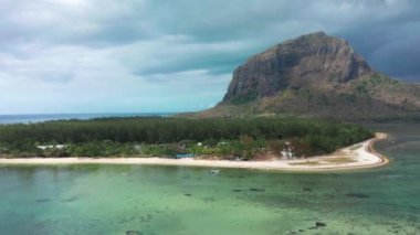 Mauritius adası, Hint okyanusunda dalgalar, Hint okyanusunda mercan resifi.