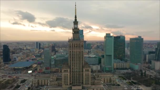 Vista aérea de uma torre de relógio do Palácio da Cultura e Ciência em Varsóvia, Polônia — Vídeo de Stock
