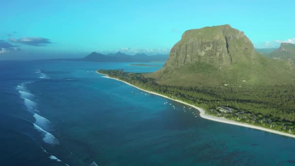 Vista aérea Oceano Índico e montanha Le Morne Brabant à noite, ilha Maurícia. Pôr do sol incrível da altura do monte Le Morne Brabant e as ondas do oceano Índico — Vídeo de Stock