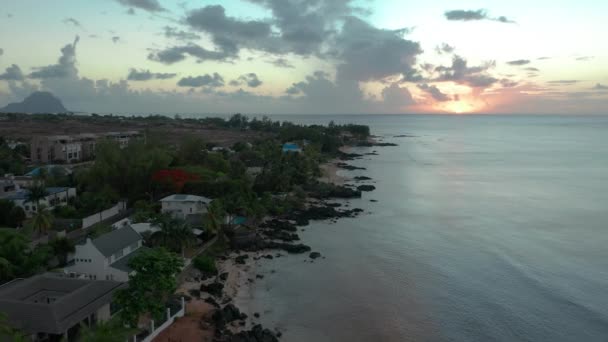 航空ビューの日没でボートやラグーンと太平洋の島の風景。タマリンモーリシャス. — ストック動画