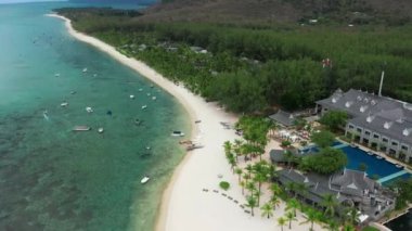 Mauritius adasındaki Le Morne yarımadasının havadan görünüşü. Su altı şelalesi.