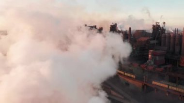 Toksik tesis bacalarının etrafındaki drone 'lar gökyüzüne karşı tüp siyah duman salıyor. Fabrika çevreyi kirletir. Ekoloji kirliliği kavramı
