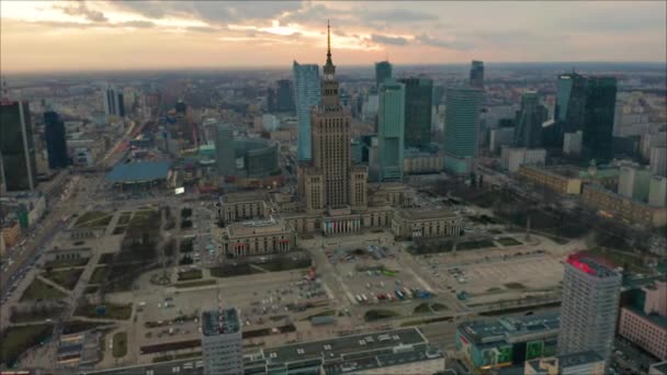 Flygfoto över ett klocktorn på Palace of Culture and Science i Warszawa, Polen — Stockvideo