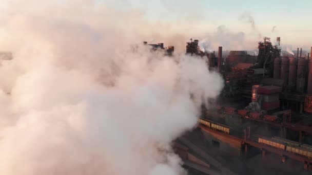 Drone wokół toksycznych komin korporacyjnych tubing na tle nieba uwalniają czarny dym. Fabryka zanieczyszcza środowisko. Koncepcja zanieczyszczenia środowiska — Wideo stockowe