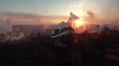 Toksik tesis bacalarının etrafındaki drone 'lar gökyüzüne karşı tüp siyah duman salıyor. Fabrika çevreyi kirletir. Ekoloji kirliliği kavramı