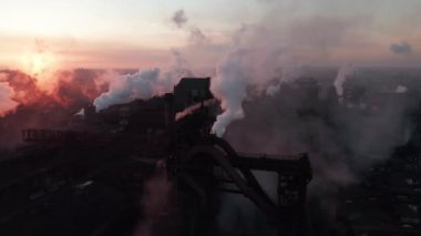 Zehirli bacaların etrafındaki dron gökyüzüne karşı tüp dumanı salıyor. Fabrika çevreyi kirletir. Hava görünümü