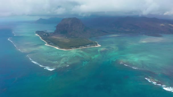 Flygfoto över halvön Le Morne på ön Mauritius. Undervattensvattenfall. — Stockvideo