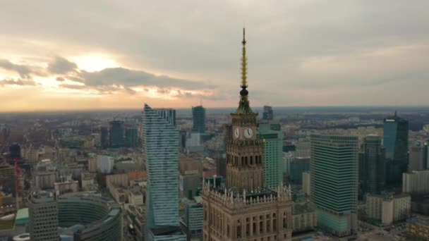 Veduta aerea di una torre dell'orologio del Palazzo della Cultura e della Scienza a Varsavia, Polonia — Video Stock