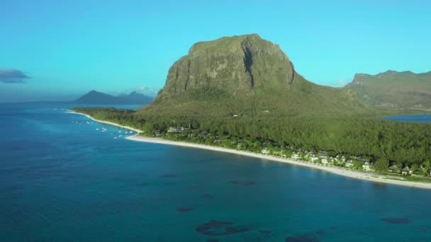 Luchtfoto 's. Paradijs rotsachtige tropische eiland bij zonsondergang tijd. Oceaangolven en Le Morne Brabant bij zonsondergang. Mauritius. — Stockvideo