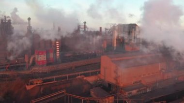 Toksik tesis bacalarının etrafındaki drone 'lar gökyüzüne karşı tüp siyah duman salıyor. Fabrika çevreyi kirletir. Ekoloji kirliliği kavramı