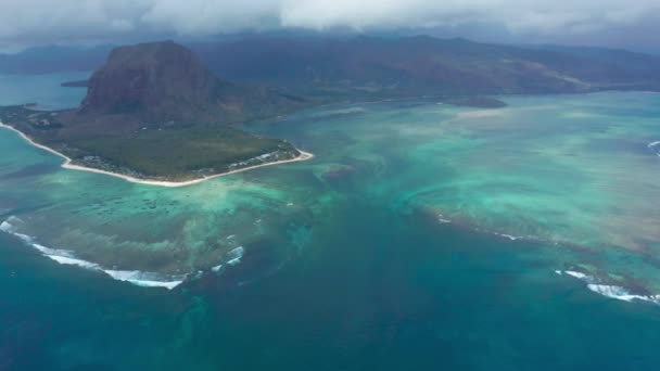 Ostrov Mauricius, vlny v Indickém oceánu, korálový útes v Indickém oceánu — Stock video
