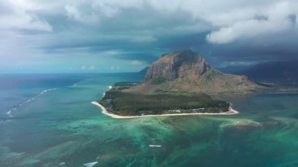 Isla Mauricio, olas en el océano Índico, arrecife de coral en el océano Índico — Vídeos de Stock