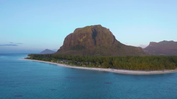 Vue aérienne. Paradise île tropicale rocheuse au coucher du soleil. Ocean waves et Le Morne Brabant au coucher du soleil. Maurice.