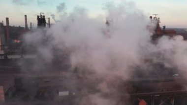 Zehirli bacaların etrafındaki dron gökyüzüne karşı tüp dumanı salıyor. Fabrika çevreyi kirletir. Hava görünümü