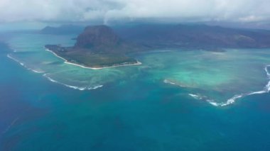 Mauritius adası, Hint okyanusunda dalgalar, Hint okyanusunda mercan resifi.