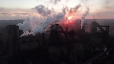 Toksik tesis bacalarının etrafındaki drone 'lar gökyüzüne karşı tüp siyah duman salıyor. Fabrika çevreyi kirletir. Ekoloji kirliliği kavramı