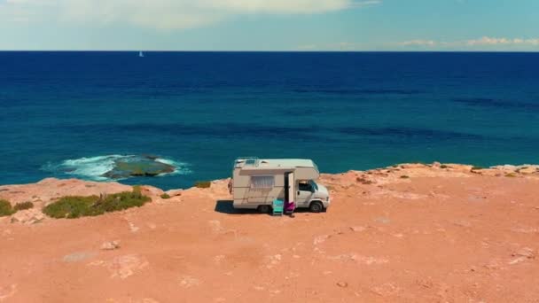 California, United States, 30 september, 2021: Aerial view. VW bus van on a parking lot on a rock near the sea. — Vídeo de Stock