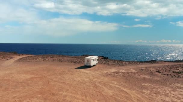 California, United States, 30 september, 2021: Aerial view. VW bus van on a parking lot on a rock near the sea. — Vídeo de Stock