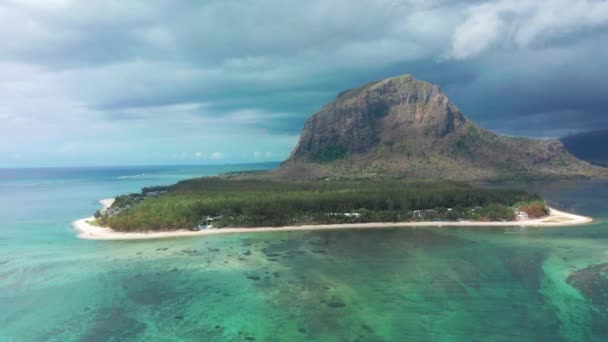 Widok z lotu ptaka na półwysep Le Morne na wyspie Mauritius. Podwodny wodospad. — Wideo stockowe