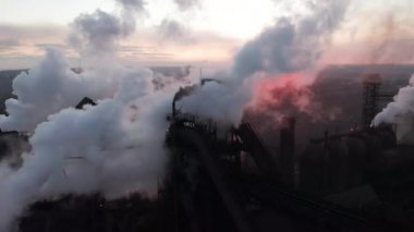 Zehirli bacaların etrafındaki dron gökyüzüne karşı tüp dumanı salıyor. Fabrika çevreyi kirletir. Hava görünümü