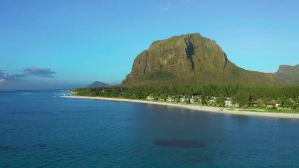 Flygfoto. Paradisets klippiga tropiska ö vid solnedgången. Havsvågor och Le Morne Brabant vid solnedgången. Mauritius. — Stockvideo