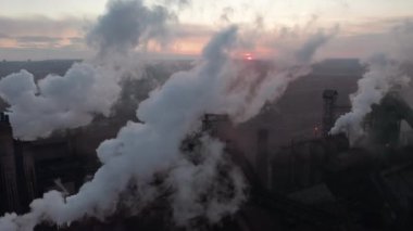 Toksik tesis bacalarının etrafındaki drone 'lar gökyüzüne karşı tüp siyah duman salıyor. Fabrika çevreyi kirletir. Ekoloji kirliliği kavramı