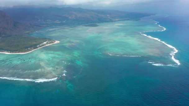 Mauritius eiland, golven in de Indische Oceaan, Koraalrif in de Indische Oceaan — Stockvideo