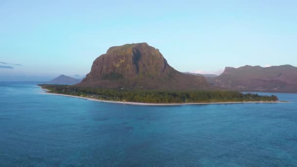 Vue aérienne Océan Indien et la montagne Le Morne Brabant en soirée, île Maurice. Coucher de soleil incroyable depuis la hauteur du mont Le Morne Brabant et les vagues de l'océan Indien