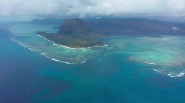 Mauritius adasındaki Le Morne yarımadasının havadan görünüşü. Su altı şelalesi.