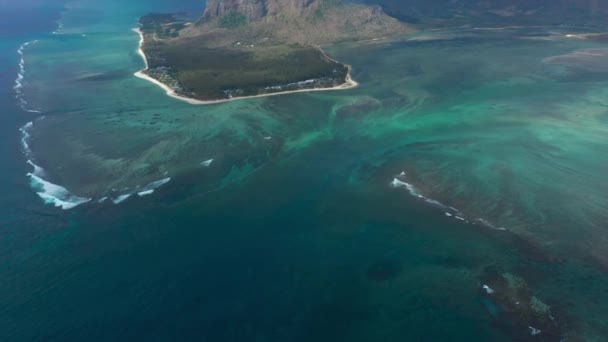 Vista aerea della penisola di Le Morne sull'isola di Mauritius. Cascata sottomarina. — Video Stock