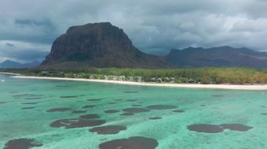 Mauritius adasındaki Le Morne yarımadasının havadan görünüşü. Su altı şelalesi.