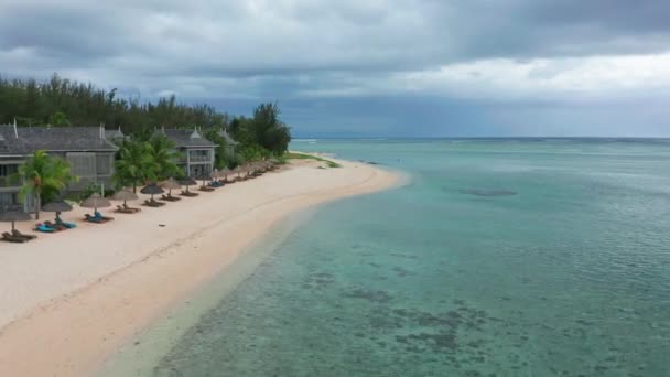 Vista aérea. Resort isla de lujo en la playa de arena blanca exótica — Vídeo de stock