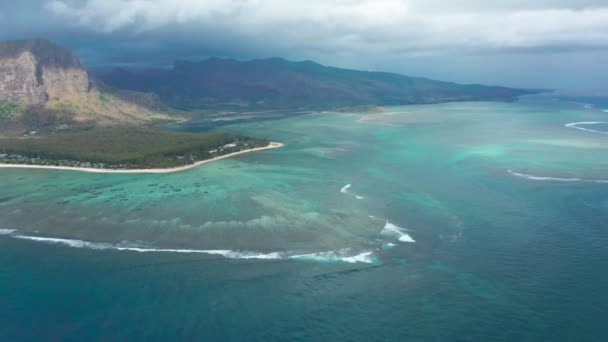 Luchtfoto van het schiereiland Le Morne op Mauritius. Onderwaterwaterval. — Stockvideo