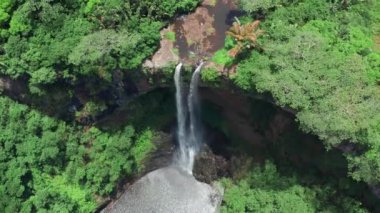 Şelale ve Nehir Vahşi Doğa 'da. Kükreyen bir deresi olan orman kayaları. Şelale manzarası. Hava görünümü