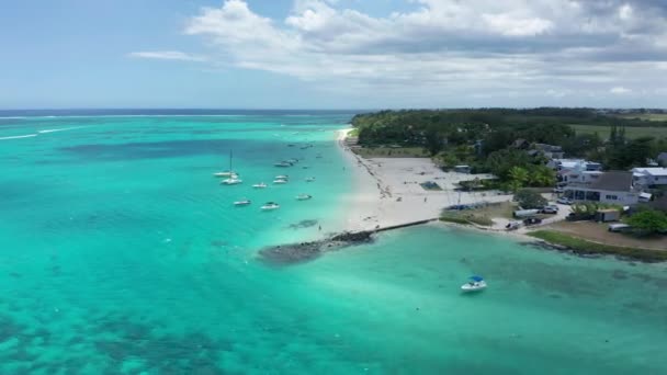 Aerial view of the ocean in Mauritius. Turquoise water with sandbanks, reef and an island. Flying around a wakeboarding Boat — Vídeo de Stock