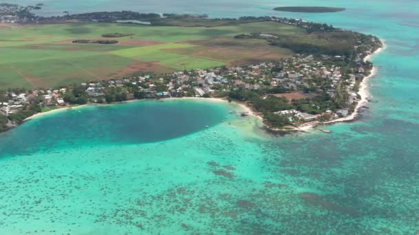 Uitzicht vanuit de lucht op het prachtige koraalrif van Mauritius. Geweldig koraalrif en blauwe lagune op het eiland Mauritius — Stockvideo