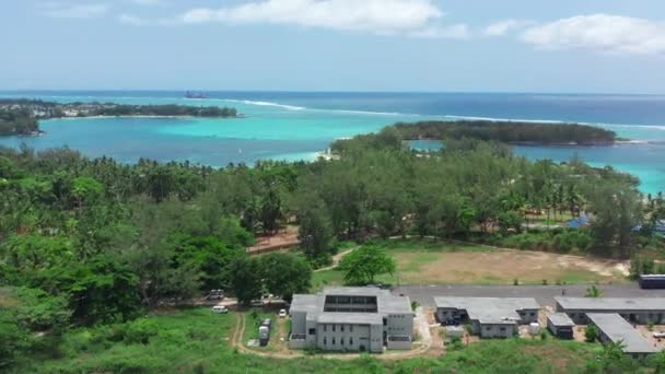 Tropical island with coco palm trees, wooden villas, white sand and turquoise crystal clear water, aerial view. Paradise island in Maldives, Bora Bora, Mauritius, Seychelles, Hawaii, Philippines — Stockvideo