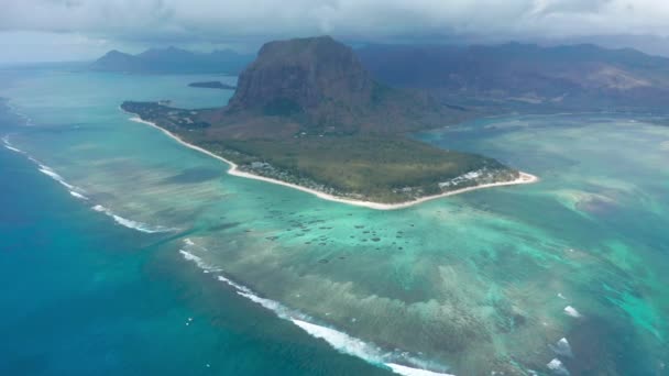 Letecký pohled na poloostrov Le Morne na ostrově Mauricius. Podvodní vodopád. — Stock video