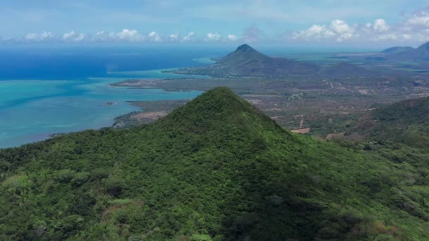 Τοπίο ενός νησιού του Ειρηνικού με λιμνοθάλασσα σε εναέρια θέα. Πράσινη ζούγκλα. — Αρχείο Βίντεο