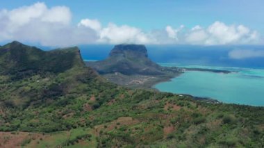 Hint Okyanusu 'ndaki Mauritius adasındaki Le Morne' nin kar beyazı plajının yüksekliğinden bir görüntü. Yeşil orman.