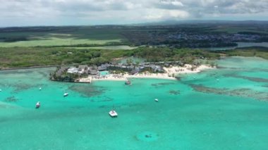 Sabahları donuk gökyüzünün altında Hindistan cevizi ağacı ve plaj manzaralı lüks tatil köylerinde veya otellerde yüzme havuzu, Mauritius.
