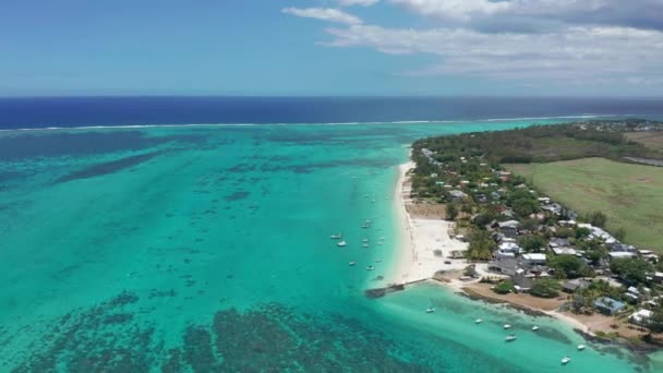 Vista aerea dell'oceano a Mauritius. Acqua turchese con banchi di sabbia, barriera corallina e un'isola. Volare intorno a una barca wakeboarding — Video Stock