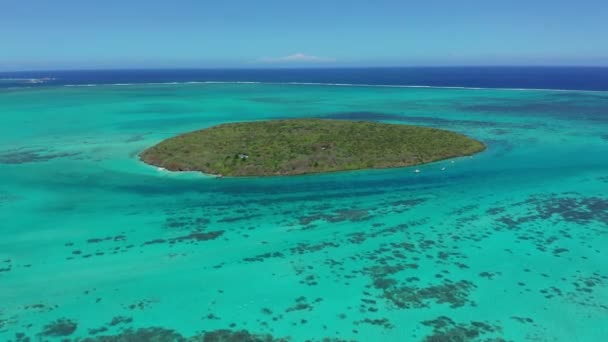 Vôo aéreo cénico do drone sobre tiro acima da ilha privada, Maldivas, ilha tropical — Vídeo de Stock